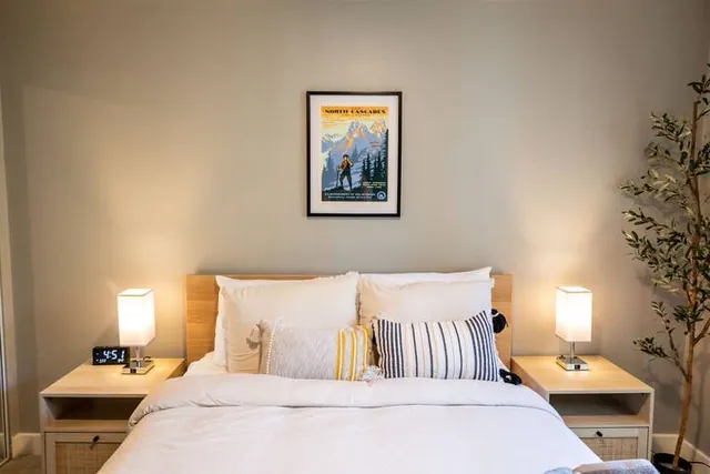 Queen bedroom with bedside lamps